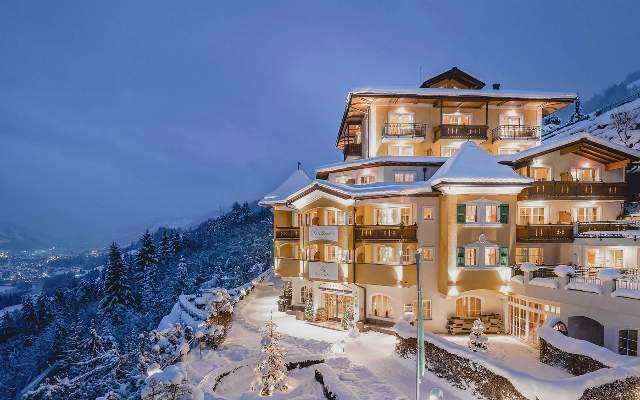 Hotel Alpenschloessl Aussenansicht an einem schönen Sommertag