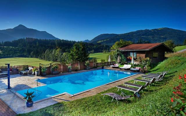 Aussenpool im Sommer