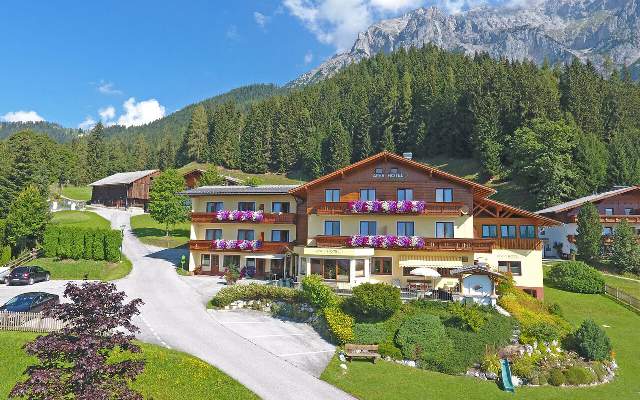 The Aparthotel Ramsau is sunny and quietly situated on the edge of the forest