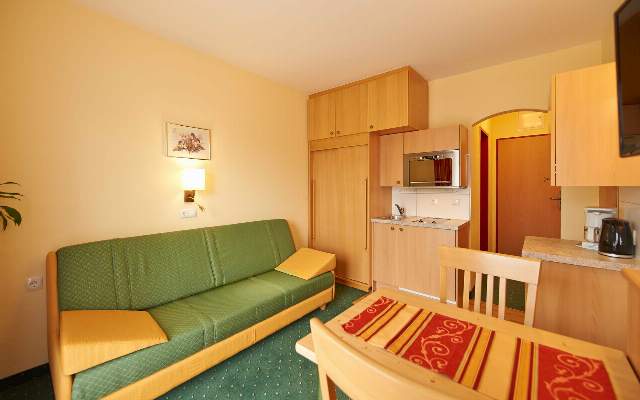 Das Appartementhaus bietet einen Aufenthaltsraum und eine Sauna