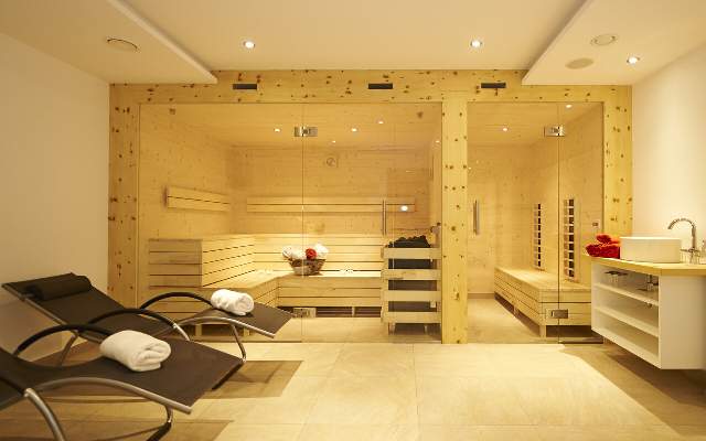 Die gemuetliche Zirbensauna duftet herrlich