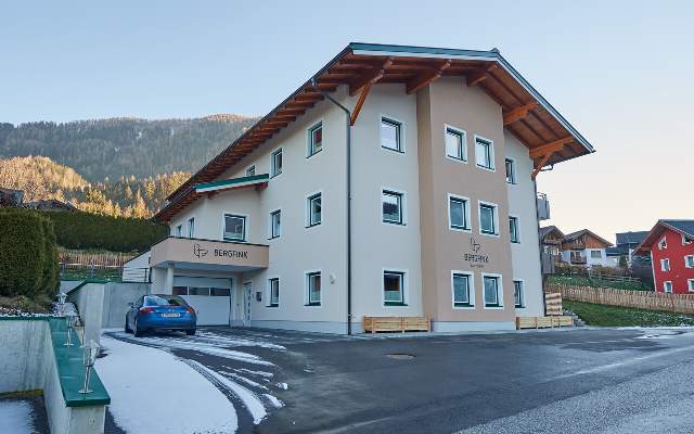 Das Apartmenthaus liegt im Zentrum von Flachau