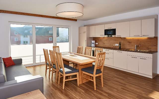 Alle Ferienwohnungen haben einen Balkon mit Aussicht auf die Berge