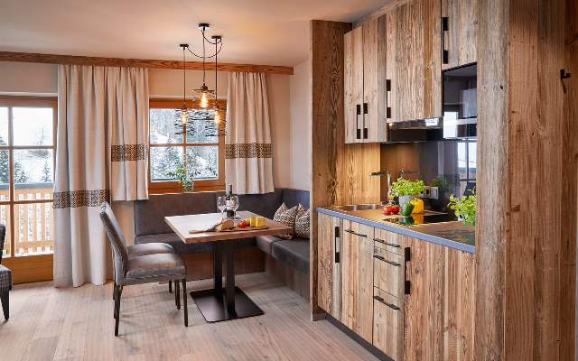 Exklusives Holzdesign und viel warme Elemente