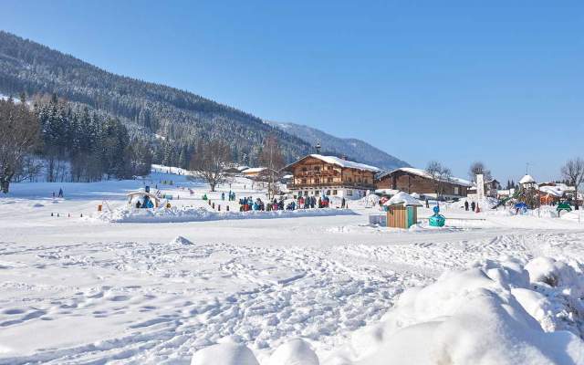 Im Winter liegt der Boegrainhof inmitten der Skischule und am Lift