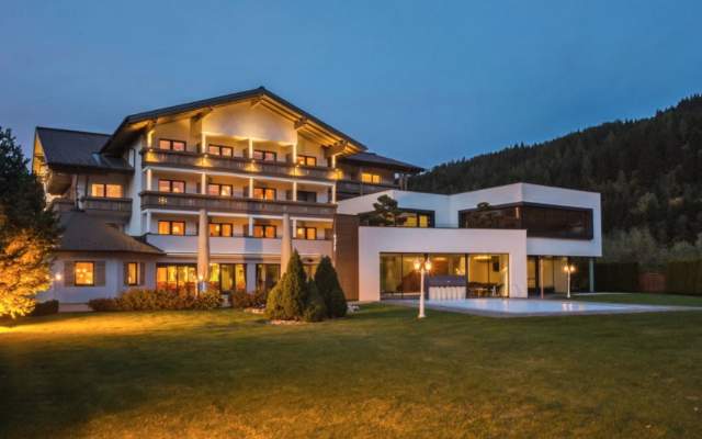 Das Hotel bietet Sommer und Winter einen beheizten Aussenpool