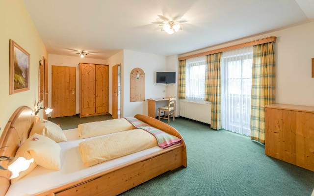 Die Einrichtung besteht aus Vollholzmoebeln