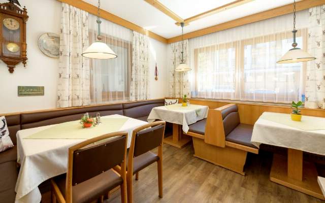 Gemütlicher Aufenthaltsraum mit reichhaltigem Frühstück für einen guten Start in den Tag