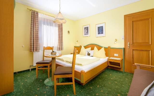 Geräumige Doppelzimmer mit Dusche, WC, WLAN und TV