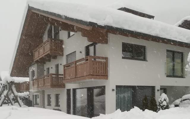 Skischule und Skipiste liegen in unmittelbarere Naehe zum Haus Fallenegger
