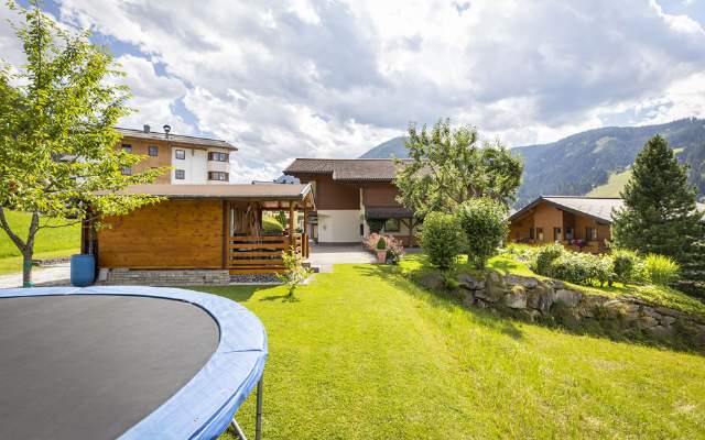 Gartenanlage mit Trampolin