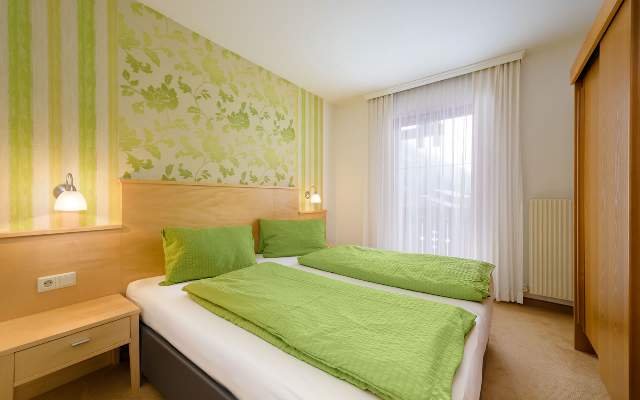 Schlafzimmer mit hochwertigem Doppelbett