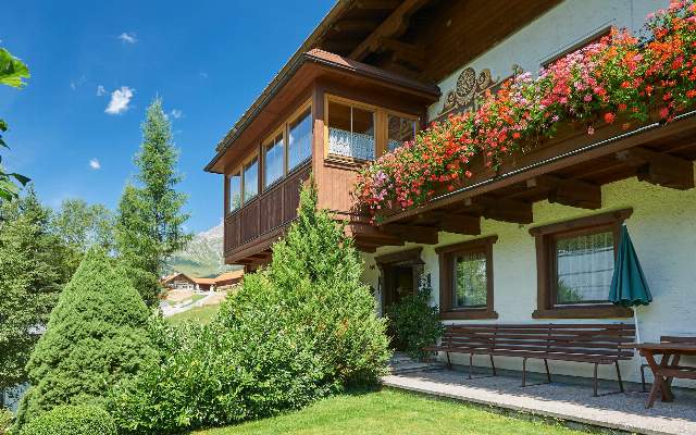 Der Sonnhof ist umgeben von duftenden Wiesen