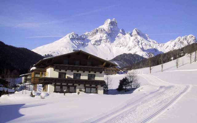 Die Loipe fuehrt direkt am Sonnhof vorbei