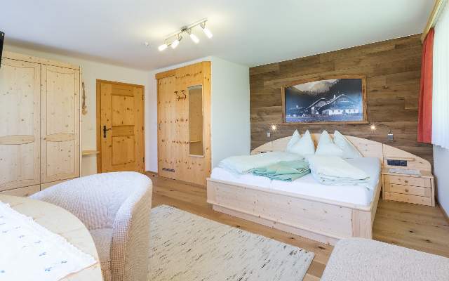 Gemütliche und geräumige Zimmer für 1 bis 4 Personen mit Frühstück oder Halbpension