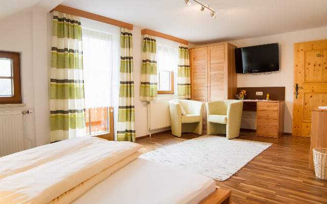 Gemütliche und geräumige Zimmer für 1 bis 4 Personen mit Frühstück oder Halbpension