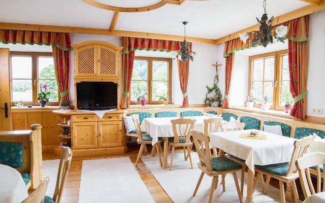 Sonniger Frühstücksraum für einen idealen Start in den Tag