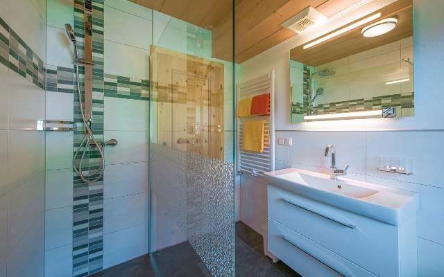 Geräumige und moderne Badezimmer mit Dusche/WC und Handtuchwärmer