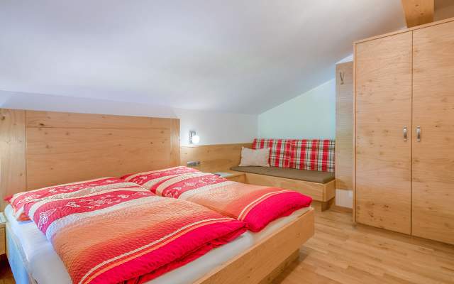 Schlafzimmer mit Doppelbett und Einzelbett bzw. Schlafcouch