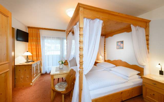 Gemütliches Doppelzimmer mit Himmelbett inkl. Frühstück im Haus Hoamatl