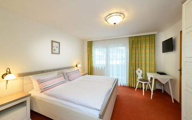 Geräumiges Doppelzimmer mit Frühstück und Dusche/WC