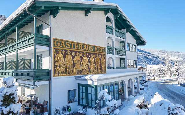 The Hotel Gari Keil in the sunshine in the snow