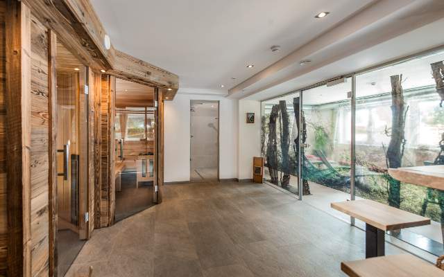 Wellnessbereich mit Sauna, Infrarotkabine, Fitnessraum und Erlebnisduschen