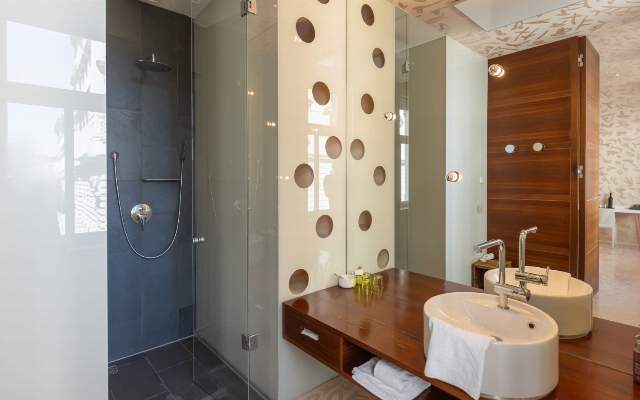Stilvolle Badezimmer teilweise mit Badewanne