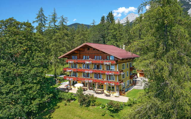 Hotel Roesslhof in Ramsau am Dastein - ruhig gelegen inmitten von Baeumen und Wiesen im Sommer