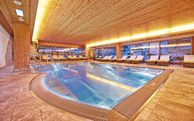 Panoramic swimming pool at the Hotel Tirolerhof