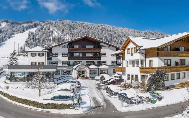 Das Hotel Waidmannsheil grueßt mit Top-Lage Winter wie Sommer