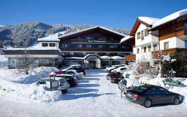 Hotel Waidmannsheil is located directly on the ski slope