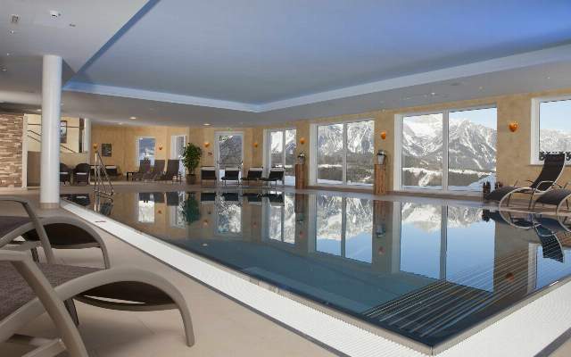 Grosses Schwimmbad im Hotel Waldfrieden