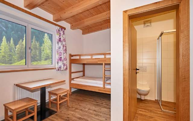 Mehrbettzimmer mit Stockbetten, Dusche und WC