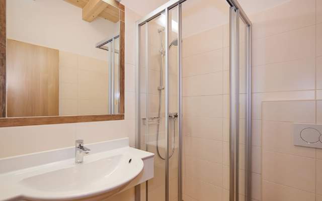 Badezimmer mit Waschbecken, Dusche und WC