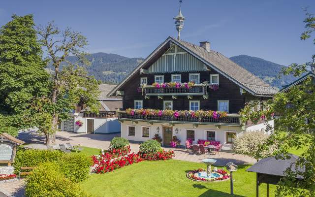 Summer vacation in a double room with breakfast or an apartment in the Pension Klinglhub in Flachau