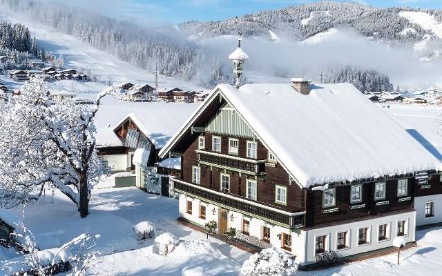 Winter holidays near the slopes and next to the cross-country ski run in Flachau, holidays in the Pension Klinglhub and the Landhaus Schiefer