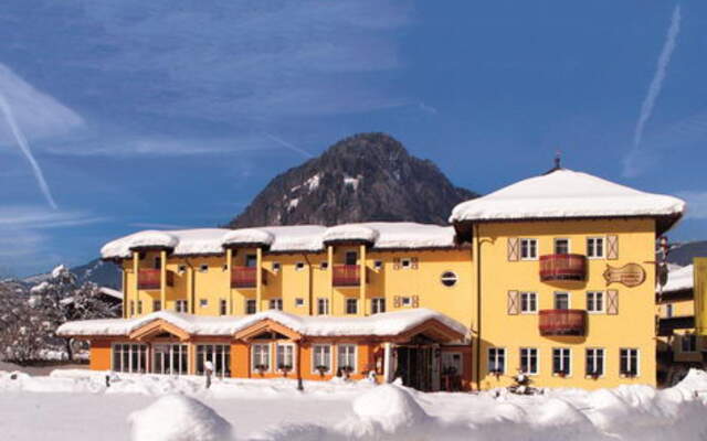Hotel Lerch Plankenau unter blauem Winterhimmel