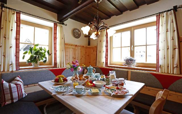 Das grute Fruehstueck wird in der rustikalen Gaststube serviert