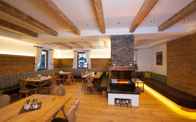 Grosszuegiges Restaurant im Familienhotel Oberkarteis