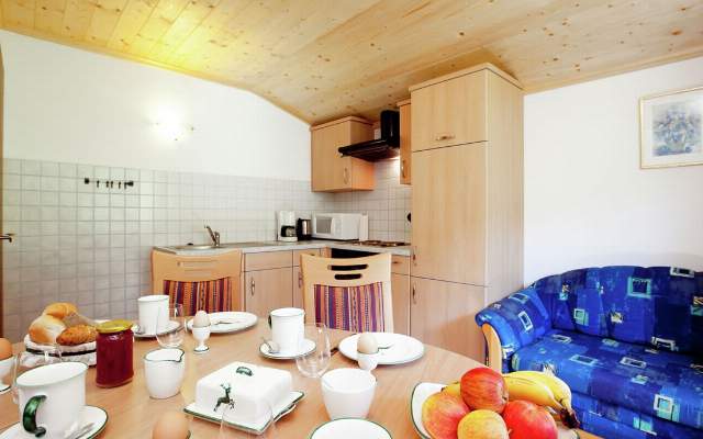 2 gemütliche Wohnküchen mit Esstisch und modernen Elektrogeräten