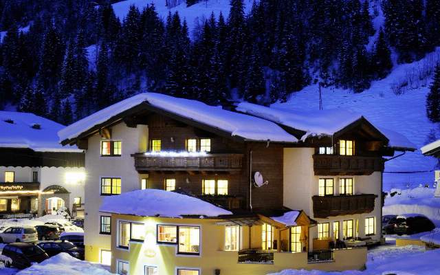 Pension Anja is located directly at the ski lift in winter