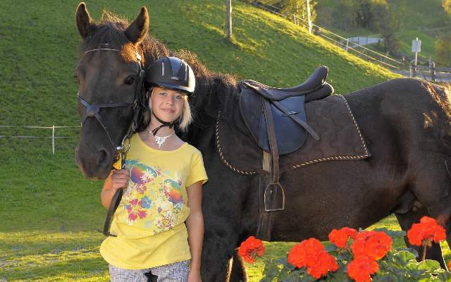 Reiten auf Pferden ist fuer die Kinder auf dem Bruckreiterhof eine grosse Freude