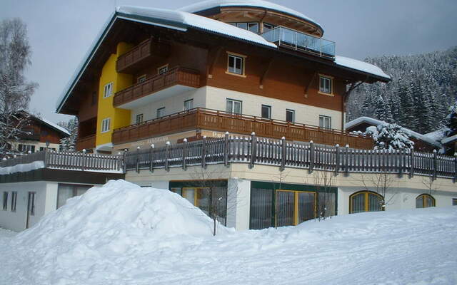 In winter the flat hotel is located directly on the ski slope