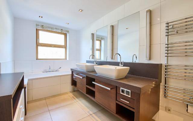 Badezimmer mit Doppelwaschbecken, Handtuchwärmer und Dusche