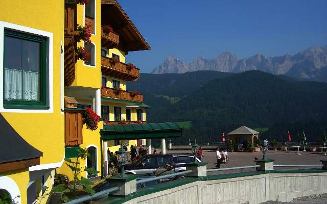 In summer, the Raunerhof is in the middle of the hiking area