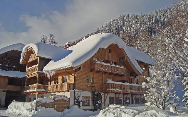In winter, the Roessingerhof is ideally situated between Ramsau and Schladming