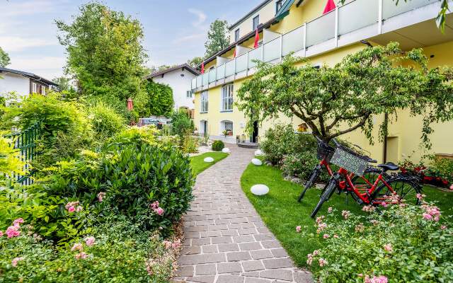 Gartenweg zum Stadthotel Rosenvilla**** in Salzburg