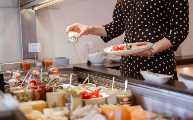 Frühstücksbuffet mit zahlreichen regionalen Produkten im Hotel in Salzburg