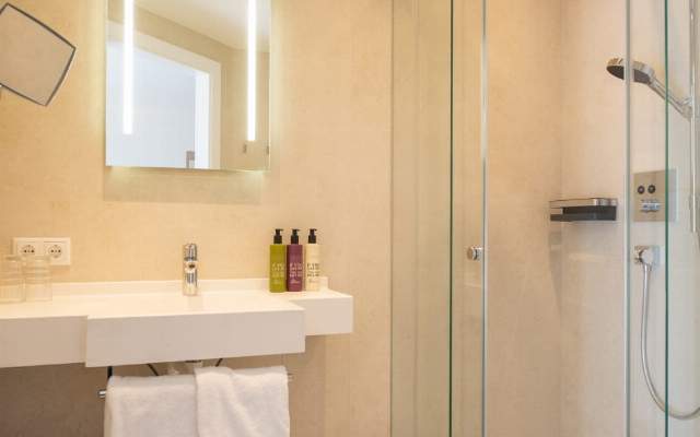 Helle und moderne Badezimmer in allen Zimmern und Suiten